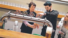 Prvodkyn Hana Hybnerová (vlevo) nás uí správn epovat pivo.
