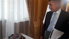 éf ANO a premiér v demisi Andrej Babi s dortem k estým narozeninám jeho hnutí