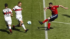 Robert Lewandowski (vpravo) z Bayernu Mnichov v zápase proti Stuttgartu.