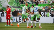 Hrái Wolfsburgu se radují z branky do sít Kolína.