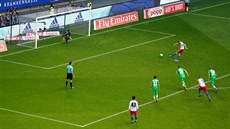 Aaron Hunt promuje pokutový kop v zápase s Borussií Mönchengladbach.
