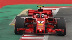 Pilot Ferrari Sebastian Vettel v kvalifikaci na Velkou cenu Španělska.