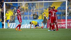 Olomoučtí fotbalisté se radují z gólu do sítě Zlína.