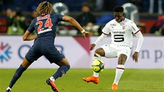 Christopher Nkunku (vlevo) z PSG v souboji s hrá�em Rennes.