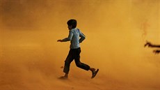 Chlapec se utíká schovat v prbhu písené boue v Novém Dillí (13. kvtna...