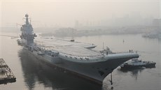Čína začala testovat na moři první letadlovou loď, kterou sama navrhla a...