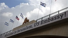Oznaení na most, který vede k americkému velvyslanectví. (13. kvten 2018)