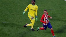 Antoine Griezmann z Atlétika Madrid práv vstelil gól Stevovi Mandandovi z...