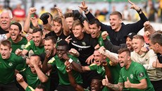 Fotbalisté Příbrami se radují po remíze v Opavě postupu do první ligy.