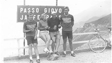 Christian Battaglia je druhý zprava u značky Passo Giovo v alpském průsmyku ve...
