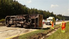 Pevrácené nákladní vozidlo zablokovalo v pátek v poledne dálnici D1 u Vtrného...