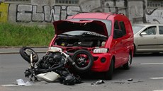 Motorkáe odvezli po nehod s autem v ulici Vrbová záchranái do motolské...