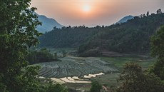 Západ  slunce  nad  terasovitými  políky.  Bidur,  Nepál