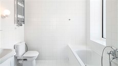 Bílá koupelna je pojatá v minimalistickém duchu.