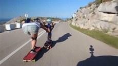 Holky na skateboardu se ítí po silnici bez jediného zaváhání