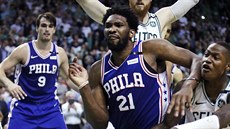 Joel Embiid (21) z Philadelphie a Terry Rozier z Bostonu v klíovém souboji o...