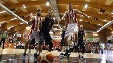 Kamil �vrdlík (vlevo) a Radek Ne�as z Pardubic a Miroslav Kvapil z Opavy...