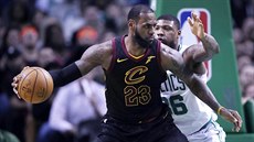 LeBron James (vlevo) z Clevelandu se tlaí do Marcuse Smarta z Bostonu.