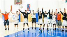 Královéhradečtí basketbalisté oslavují postup do nejvyšší soutěže.