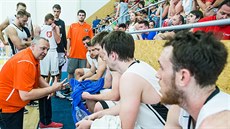 Lubomír Peterka (vlevo dole) usměrňuje basketbalisty Hradce Králové během time...