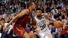 Marcus Smart (vpravo) z Bostonu se tlaí kolem clevelandského Rodneyho Hooda.