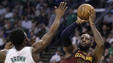 LeBron James (vpravo) z Clevelandu st�ílí p�es Jaylena Browna z Bostonu.