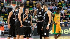 Basketbalisté Bilbaa se radí bhem zápasu s Limoges.