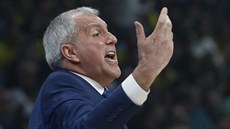 eljko Obradovi usmruje hráe Fenerbahce v euroligovém semifinále.