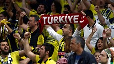 Turetí fandové se radují z postupu Fenerbahce Istanbul do finále Euroligy.