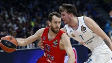 Sergio Rodriguez (vlevo) z CSKA se ene kolem Luky Donie z Realu Madrid.