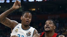 Kyle Hines (vpravo) z CSKA se tlaí kolem Treye Thompkinse z Realu Madrid.