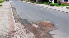 Rozbitá silnice v acléi na Trutnovsku.