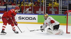 Ruský úto�ník MIchajl Grigorenko (v �erveném) p�ekonává �výcarského gólmana...