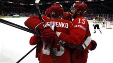 Ru�tí hokejisté slaví gól Michajla Grigorenka (�íslo 25).
