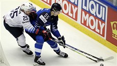 Finského obránce Miiku Koivista napadá Američan Blake Coleman (v bílém).