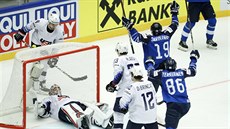 Finové Veli-Matti Savinainen (v modrém, číslo 19) a Teuvo Teräväinen slaví gól...
