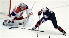 Americký úto�ník Dylan Larkin se sna�í p�ekonat �eského branká�e Pavla...