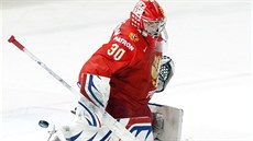 Ruský gólman Igor esorkin zasahuje ve tvrtfinále s Kanadou.