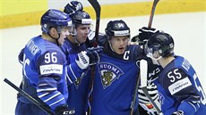 Finský kapitán Mikael Granlund (uprostřed) blahopřeje obránci Markusi...