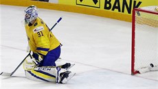 Švédský gólman Anders Nilsson inkasuje ve čtvrtfinále MS 2018.