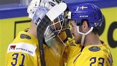 Švédský gólman Anders Nilsson se raduje z postupu do semifinále MS 2018...