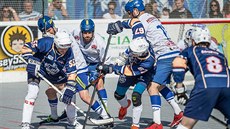 Momentka z hokejbalového duelu Pardubice (bílomodrá) vs. Ústí nad Labem