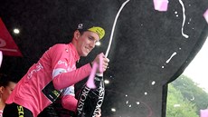 AMPÍKO. Britský cyklista Simon Yates udrel rový trikot i po 8. etap Gira