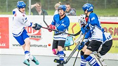 Momentka z hokejbalového duelu Pardubice (modrobílá) vs. Letohrad