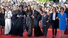 erná barva panovala na ervené koberci k 71. roníku festival v Cannes. Na...