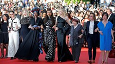 �erná barva panovala na �ervené koberci k 71. ro�níku festival v Cannes. Na...