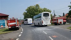 Z místa nehody u �abov�esk nad Oh�í, p�i ní� se srazil traktor se �kolním...
