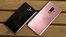 Samsung vsadil u Galaxy S9+ na tlumené, ale výraznji barevné varianty...