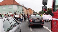 Zhruba stovka lidí ve tvrtek zablokovala silnici I/56 v Dolním Beneov.