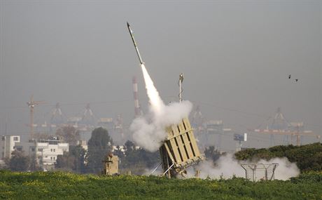 Izraelský protiraketový systém Iron Dome zasahuje nedaleko msta Adod proti...